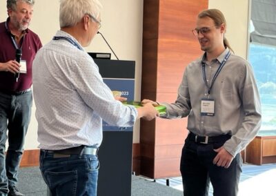 Nils J. Ziegler receives the Best Paper Award from Vadim Tsoi (Huawei)